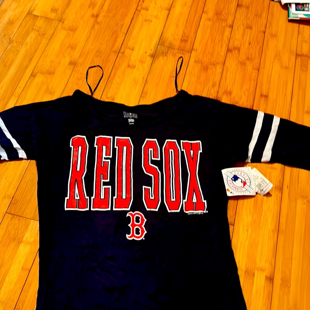 Women’s scoop bottom quarter sleeve size medium. New with tags